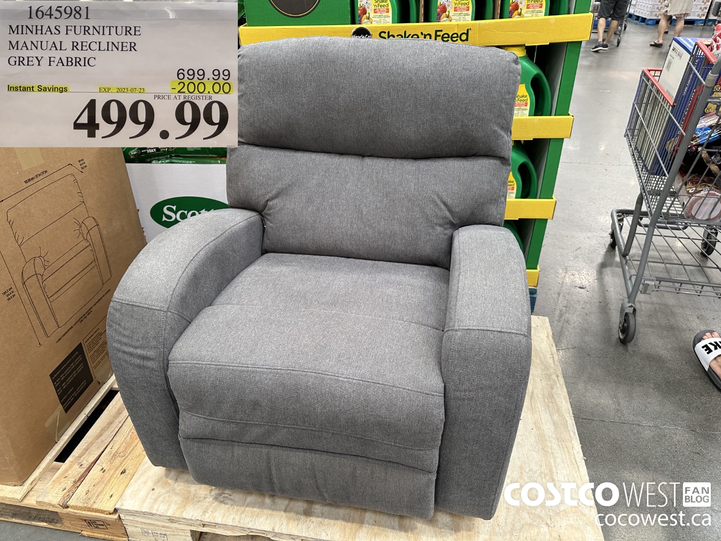 1645981 MINHAS FURNITURE MANUAL RECLINER GREY FABRIC ($200.00 INSTANT SAVINGS EXPIRES ON 2023-07-23) $499.99