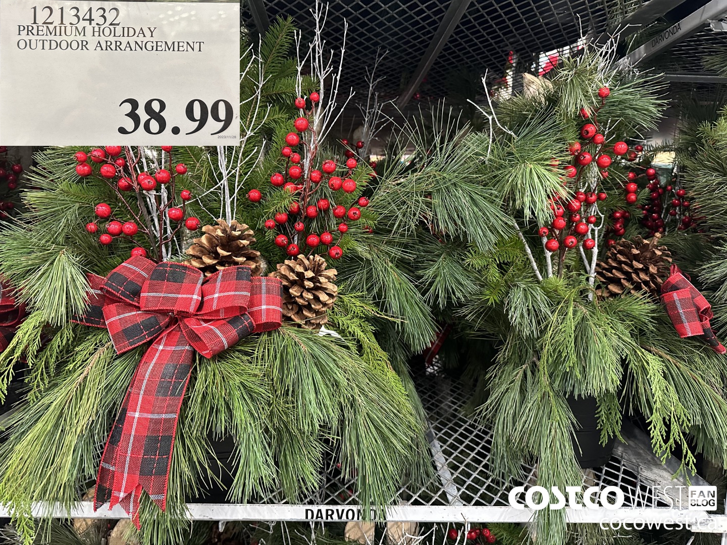 1213432 PREMIUM HOLIDAY OUTDOOR ARRANGEMENT $38.99