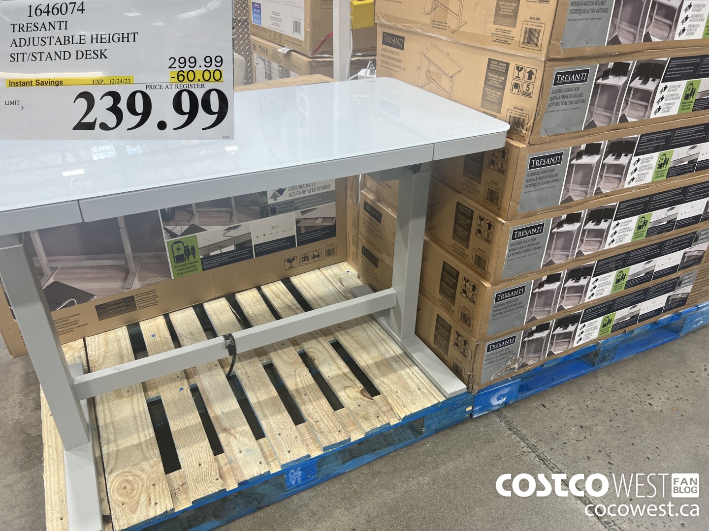 1646074 TRESANTI ADJUSTABLE HEIGHT SIT/STAND DESK ($60.00 INSTANT SAVINGS EXPIRES ON 2023-12-24) $239.99