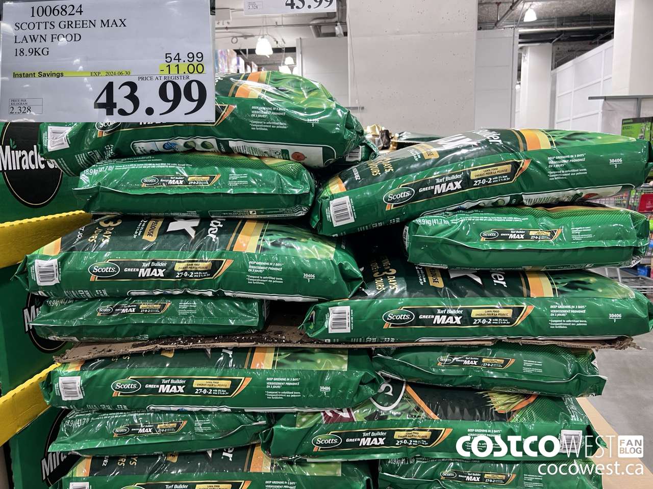1006824 SCOTTS GREEN MAX LAWN FOOD 18.9KG ($11.00 INSTANT SAVINGS EXPIRES ON 2024-06-30) $43.99