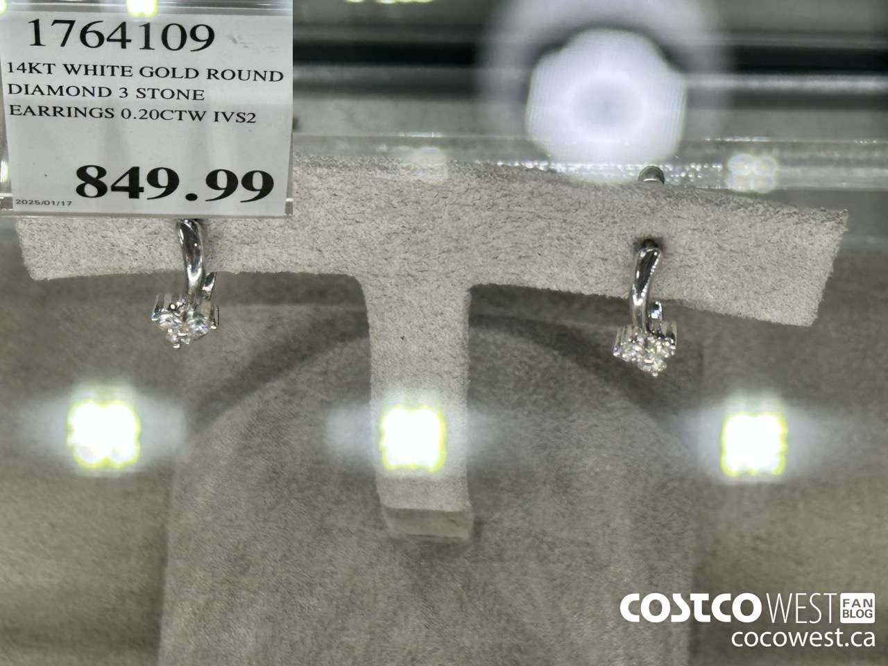 1764109 14KT WHITE GOLD ROUND DIAMOND 3 STONE EARRINGS 0.20CTW IVS2 $849.99