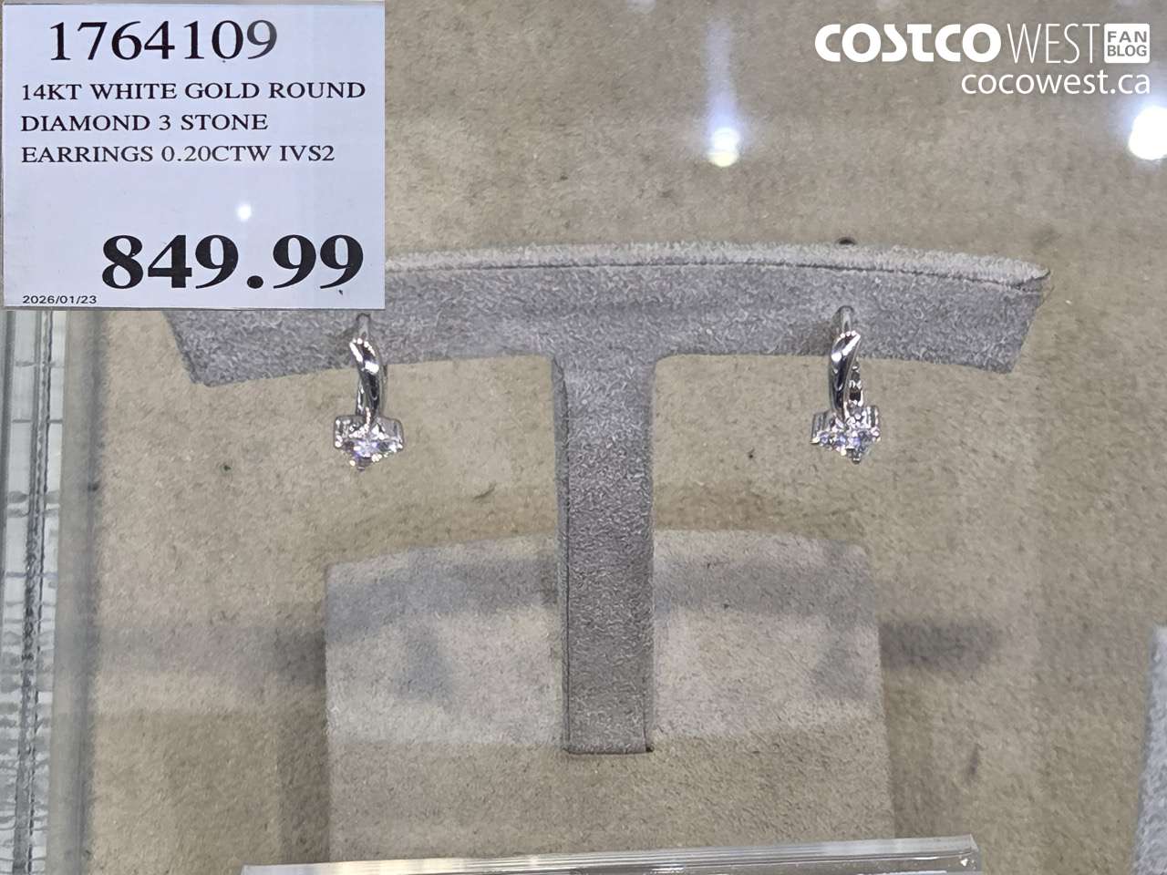 1764109 14KT WHITE GOLD ROUND DIAMOND 3 STONE EARRINGS 0.20CTW IVS2 $849.99